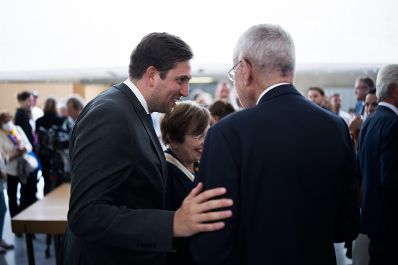 Am 11. Mai 2025 nahm Staatssekret&auml;r Alexander Pr&ouml;ll (l.) am Internationalen Festakt zum Gedenken an die Befreiung des KZ-Gusen und KZ-Mauthausen teil. Im Bild mit Bundespr&auml;sident Alexander Van der Bellen (r.).