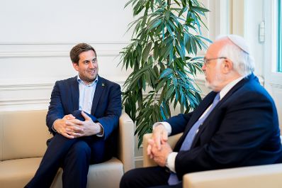 Am 12. Mai 2025 empfing Staatssekret&auml;r Alexander Pr&ouml;ll (l.) Abraham Cooper (r.) Rabbiner und stellvertretender Direktor des Simon Wiesenthal Centers in Los Angeles, zu einem Arbeitsgespr&auml;ch im Bundeskanzleramt.