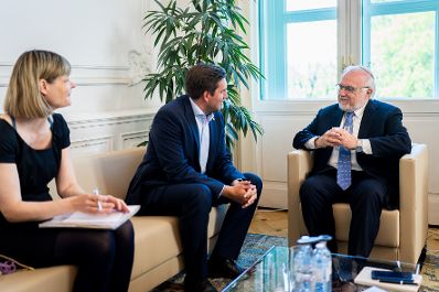 Am 12. Mai 2025 empfing Staatssekret&auml;r Alexander Pr&ouml;ll (m.) Abraham Cooper (r.) Rabbiner und stellvertretender Direktor des Simon Wiesenthal Centers in Los Angeles, zu einem Arbeitsgespr&auml;ch im Bundeskanzleramt.