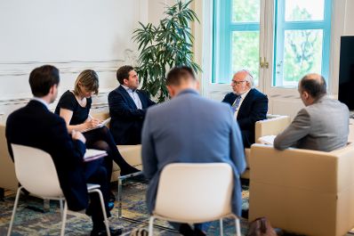 Am 12. Mai 2025 empfing Staatssekret&auml;r Alexander Pr&ouml;ll (m.l.) Abraham Cooper (m.r.) Rabbiner und stellvertretender Direktor des Simon Wiesenthal Centers in Los Angeles, zu einem Arbeitsgespr&auml;ch im Bundeskanzleramt.