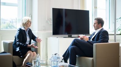 Am 13. Mai 2025 empfing Staatssekret&auml;r Alexander Pr&ouml;ll (r.) die ungarische Botschafterin Edith Szil&aacute;gyin&eacute; B&aacute;torfi (l.) zu einem Gespr&auml;ch.