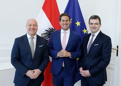 Am 15. Mai 2025 empfing Staatssekret&auml;r Alexander Pr&ouml;ll (m.) den fachstatistischen Generaldirektor von Statistik Austria Tobias Thomas (r.) sowie den kaufm&auml;nnischen Generaldirektor Franz Haslauer (l.) zu einem Arbeitsgespr&auml;ch im Bundeskanzleramt.