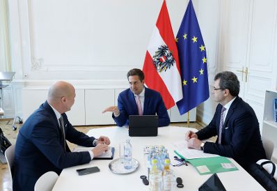 Am 15. Mai 2025 empfing Staatssekret&auml;r Alexander Pr&ouml;ll (m.) den fachstatistischen Generaldirektor von Statistik Austria Tobias Thomas (r.) sowie den kaufm&auml;nnischen Generaldirektor Franz Haslauer (l.) zu einem Arbeitsgespr&auml;ch im Bundeskanzleramt.