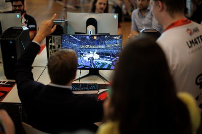 Am 5. Juli 2025 besuchte Staatssekret&auml;r Alexander Pr&ouml;ll das A1 ESport-Festival in Wien.