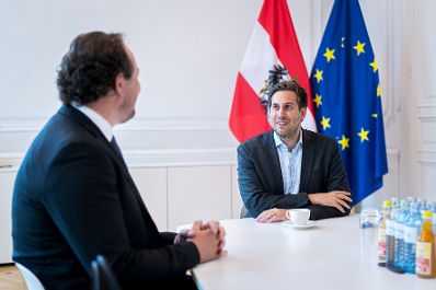 Am 8. Juli 2025 empfing Staatssekret&auml;r Alexander Pr&ouml;ll (r.) den OMV Vizepr&auml;sident f&uuml;r internationale Beziehungen, Gilbert Rukschcio (l.) zu einem Arbeitsgespr&auml;ch.