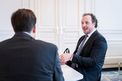 Am 8. Juli 2025 empfing Staatssekret&auml;r Alexander Pr&ouml;ll (l.) den OMV Vizepr&auml;sident f&uuml;r internationale Beziehungen, Gilbert Rukschcio (r.) zu einem Arbeitsgespr&auml;ch.