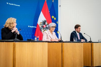 Am 9. Juli 2025 nahmen Bundesministerin Beate Meinl-Reisinger (l.), Bundesministerin Anna Sporrer (m.) und Staatssekret&auml;r Alexander Pr&ouml;ll (r.) am Pressefoyer nach dem Ministerrat teil.
