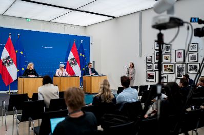 Am 9. Juli 2025 nahmen Bundesministerin Beate Meinl-Reisinger (l.), Bundesministerin Anna Sporrer (m.) und Staatssekret&auml;r Alexander Pr&ouml;ll (r.) am Pressefoyer nach dem Ministerrat teil.