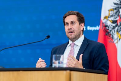 Am 9. Juli 2025 nahmen Bundesministerin Beate Meinl-Reisinger, Bundesministerin Anna Sporrer und Staatssekret&auml;r Alexander Pr&ouml;ll (im Bild) am Pressefoyer nach dem Ministerrat teil.