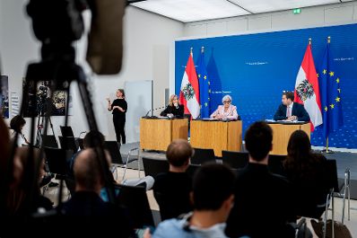 Am 9. Juli 2025 nahmen Bundesministerin Beate Meinl-Reisinger (l.), Bundesministerin Anna Sporrer (m.) und Staatssekret&auml;r Alexander Pr&ouml;ll (r.) am Pressefoyer nach dem Ministerrat teil.