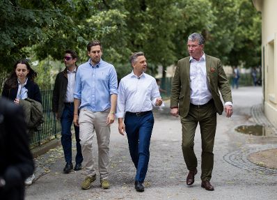 Am 9. Juli 2025 nahm Staatssekret&auml;r Alexander Pr&ouml;ll (3.v.r.) gemeinsam mit Bundesminister Wolfgang Hattmannsdorfer (m.) im Rahmen der ID-Austria Servicetour an der Pinguinf&uuml;tterung im Tiergarten Sch&ouml;nbrunn teil.