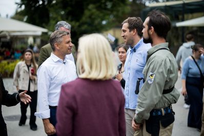 Am 9. Juli 2025 nahm Staatssekret&auml;r Alexander Pr&ouml;ll (3.v.r.) gemeinsam mit Bundesminister Wolfgang Hattmannsdorfer (2.v.l.) im Rahmen der ID-Austria Servicetour an der Pinguinf&uuml;tterung im Tiergarten Sch&ouml;nbrunn teil.