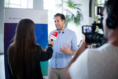 Am 9. Juli 2025 nahm Staatssekret&auml;r Alexander Pr&ouml;ll (l.) gemeinsam mit Bundesminister Wolfgang Hattmannsdorfer im Rahmen der ID-Austria Servicetour an der Pinguinf&uuml;tterung im Tiergarten Sch&ouml;nbrunn teil.