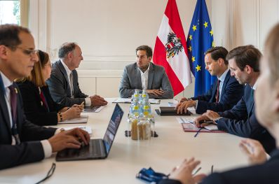 Am 10. Juli 2025 empfing Staatssekret&auml;r Alexander Pr&ouml;ll (m.) Vertreter und Vertreterinnen der Claims Konferenz zu einem Arbeitsgespr&auml;ch im Bundeskanzleramt.