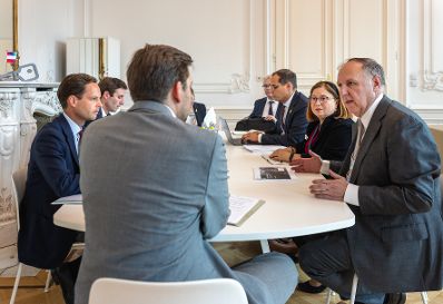 Am 10. Juli 2025 empfing Staatssekret&auml;r Alexander Pr&ouml;ll (m.) Vertreter und Vertreterinnen der Claims Konferenz zu einem Arbeitsgespr&auml;ch im Bundeskanzleramt.