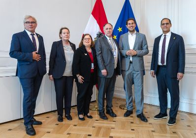 Am 10. Juli 2025 empfing Staatssekret&auml;r Alexander Pr&ouml;ll (2.v.r.) Vertreter und Vertreterinnen der Claims Konferenz zu einem Arbeitsgespr&auml;ch im Bundeskanzleramt.