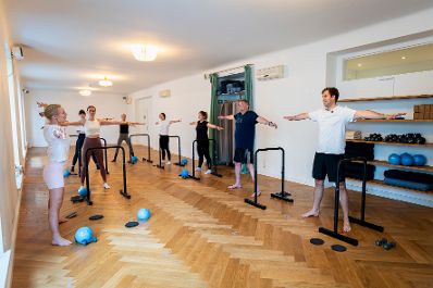 Am 11. Juli 2025 besuchte Staatssekret&auml;r Alexander Pr&ouml;ll (r.) im Rahmen der ID-Austria Servicetour gemeinsam mit Staatssekret&auml;r J&ouml;rg Leichtfried (2.v.r.) das Barre Workout von June. Im Bild bei der ID-Austria Challenge.