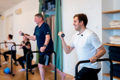 Am 11. Juli 2025 besuchte Staatssekret&auml;r Alexander Pr&ouml;ll (r.) im Rahmen der ID-Austria Servicetour gemeinsam mit Staatssekret&auml;r J&ouml;rg Leichtfried (2.v.r.) das Barre Workout von June. Im Bild bei der ID-Austria Challenge.
