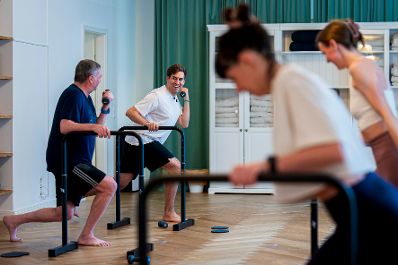 Am 11. Juli 2025 besuchte Staatssekret&auml;r Alexander Pr&ouml;ll (m.l.) im Rahmen der ID-Austria Servicetour gemeinsam mit Staatssekret&auml;r J&ouml;rg Leichtfried (l.) das Barre Workout von June. Im Bild bei der ID-Austria Challenge.