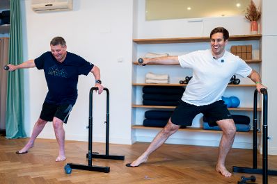 Am 11. Juli 2025 besuchte Staatssekret&auml;r Alexander Pr&ouml;ll (r.) im Rahmen der ID-Austria Servicetour gemeinsam mit Staatssekret&auml;r J&ouml;rg Leichtfried (l.) das Barre Workout von June. Im Bild bei der ID-Austria Challenge.