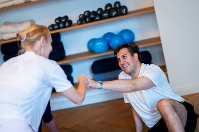 Am 11. Juli 2025 besuchte Staatssekret&auml;r Alexander Pr&ouml;ll (r.) im Rahmen der ID-Austria Servicetour gemeinsam mit Staatssekret&auml;r J&ouml;rg Leichtfried das Barre Workout von June. Im Bild bei der ID-Austria Challenge.