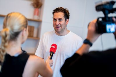 Am 11. Juli 2025 besuchte Staatssekret&auml;r Alexander Pr&ouml;ll (m.) im Rahmen der ID-Austria Servicetour gemeinsam mit Staatssekret&auml;r J&ouml;rg Leichtfried das Barre Workout von June.