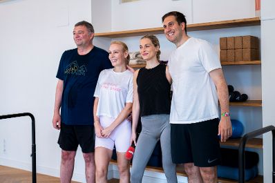 Am 11. Juli 2025 besuchte Staatssekret&auml;r Alexander Pr&ouml;ll (r.) im Rahmen der ID-Austria Servicetour gemeinsam mit Staatssekret&auml;r J&ouml;rg Leichtfried (l.) das Barre Workout von June.