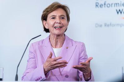 Am 21. Juli 2025 nahm Staatssekret&auml;r Alexander Pr&ouml;ll mit Staatssekret&auml;r J&ouml;rg Leichtfried und Staatssekret&auml;r Josef Schellhorn am ersten Reformpartnerschaftstreffen teil. Im Bild mit Landtagspr&auml;sidentin Brigitta Pallauf.