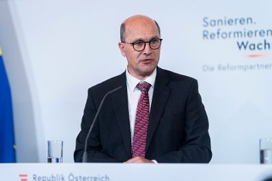 Am 21. Juli 2025 nahm Staatssekret&auml;r Alexander Pr&ouml;ll mit Staatssekret&auml;r J&ouml;rg Leichtfried und Staatssekret&auml;r Josef Schellhorn am ersten Reformpartnerschaftstreffen teil. Im Bild mit Gemeindebund-Pr&auml;sident Johannes Pressl.