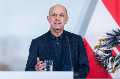 Am 21. Juli 2025 nahm Staatssekret&auml;r Alexander Pr&ouml;ll mit Staatssekret&auml;r J&ouml;rg Leichtfried und Staatssekret&auml;r Josef Schellhorn am ersten Reformpartnerschaftstreffen teil. Im Bild mit St&auml;dtebund-Generalsekret&auml;r Thomas Weninger.