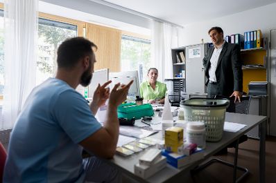 Am 29. Juli 2025 besuchte Staatssekret&auml;r Alexander Pr&ouml;ll (r.) gemeinsam mit Bundesministerin Korinna Schumann im Rahmen der ID-Austria Servicetour das &bdquo;Haus Penzing&ldquo; in Wien.