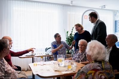 Am 29. Juli 2025 besuchte Staatssekret&auml;r Alexander Pr&ouml;ll (2.v.r.) gemeinsam mit Bundesministerin Korinna Schumann (3.v.r.) im Rahmen der ID-Austria Servicetour das &bdquo;Haus Penzing&ldquo; in Wien.