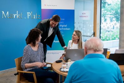 Am 29. Juli 2025 besuchte Staatssekret&auml;r Alexander Pr&ouml;ll (m.l.) gemeinsam mit Bundesministerin Korinna Schumann im Rahmen der ID-Austria Servicetour das &bdquo;Haus Penzing&ldquo; in Wien.