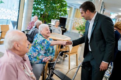 Am 29. Juli 2025 besuchte Staatssekret&auml;r Alexander Pr&ouml;ll (r.) gemeinsam mit Bundesministerin Korinna Schumann im Rahmen der ID-Austria Servicetour das &bdquo;Haus Penzing&ldquo; in Wien.