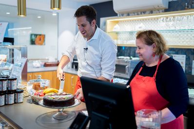 Am 29. Juli 2025 besuchte Staatssekret&auml;r Alexander Pr&ouml;ll (l.) gemeinsam mit Bundesministerin Korinna Schumann (r.) im Rahmen der ID-Austria Servicetour das &bdquo;Haus Penzing&ldquo; in Wien. Im Bild bei der ID-Austria Challenge.
