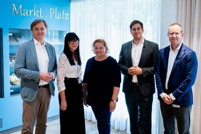 Am 29. Juli 2025 besuchte Staatssekret&auml;r Alexander Pr&ouml;ll (2.v.r.) gemeinsam mit Bundesministerin Korinna Schumann (m.) im Rahmen der ID-Austria Servicetour das &bdquo;Haus Penzing&ldquo; in Wien.