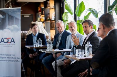 Am 4. August 2025 nahm Staatssekret&auml;r Alexander Pr&ouml;ll (3.v.r.) am Business Breakfast der Austrian Datacenter Association teil.