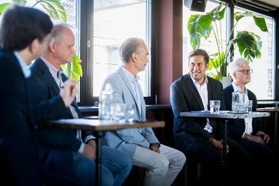 Am 4. August 2025 nahm Staatssekret&auml;r Alexander Pr&ouml;ll (2.v.r.) am Business Breakfast der Austrian Datacenter Association teil.