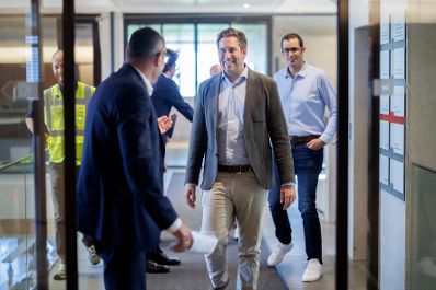 Am 5. August 2025 besuchte Staatssekret&auml;r Alexander Pr&ouml;ll (m.r.) im Rahmen der ID-Austria Servicetour in Tirol die Egger Holzwerkstoffe GmbH.