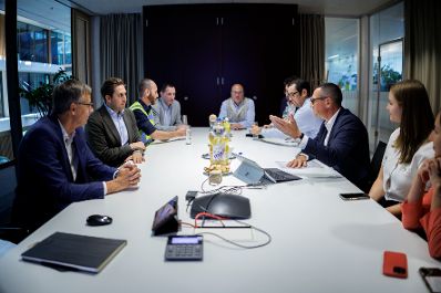 Am 5. August 2025 besuchte Staatssekret&auml;r Alexander Pr&ouml;ll (2.v.l.) im Rahmen der ID-Austria Servicetour in Tirol die Egger Holzwerkstoffe GmbH.