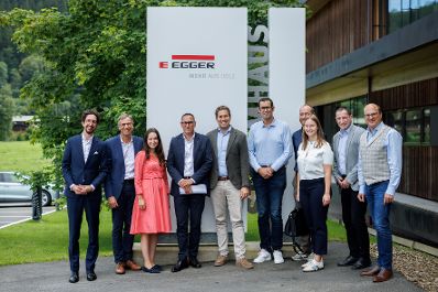 Am 5. August 2025 besuchte Staatssekret&auml;r Alexander Pr&ouml;ll (5.v.l.) im Rahmen der ID-Austria Servicetour in Tirol die Egger Holzwerkstoffe GmbH.