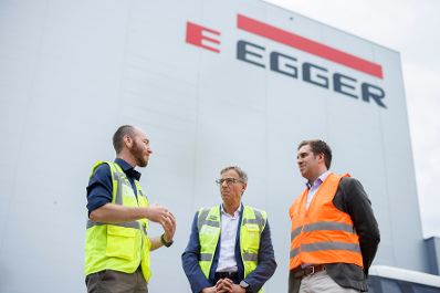 Am 5. August 2025 besuchte Staatssekret&auml;r Alexander Pr&ouml;ll (r.) im Rahmen der ID-Austria Servicetour in Tirol die Egger Holzwerkstoffe GmbH.