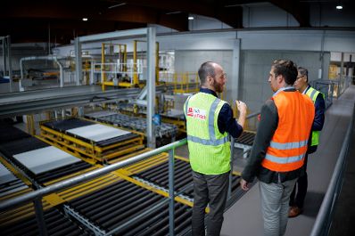 Am 5. August 2025 besuchte Staatssekret&auml;r Alexander Pr&ouml;ll (m.) im Rahmen der ID-Austria Servicetour in Tirol die Egger Holzwerkstoffe GmbH.