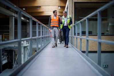 Am 5. August 2025 besuchte Staatssekret&auml;r Alexander Pr&ouml;ll (l.) im Rahmen der ID-Austria Servicetour in Tirol die Egger Holzwerkstoffe GmbH.
