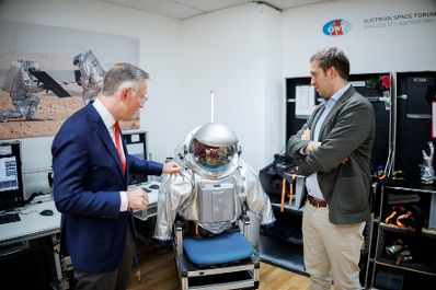 Am 5. August 2025 besuchte Staatssekret&auml;r Alexander Pr&ouml;ll (r.) im Rahmender ID-Austria Servicetour in Tirol das &Ouml;sterreichische Weltraumforum.