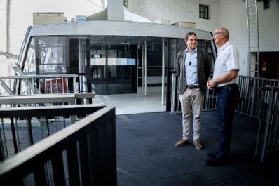 Am 5. August 2025 nahm Staatssekret&auml;r Alexander Pr&ouml;ll (l.) im Rahmen der ID-Austria Servicetour in Tirol an der Gondelfahrt in Innsbruck teil. Im Bild gemeinsam mit Anton Mattle (r.) dem Landeshauptmann von Tirol bei der ID-Austria Challenge.
