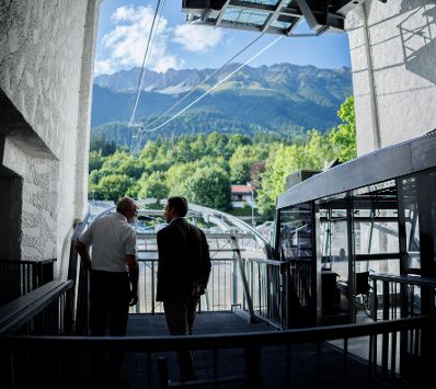 Am 5. August 2025 nahm Staatssekret&auml;r Alexander Pr&ouml;ll (r.) im Rahmen der ID-Austria Servicetour in Tirol an der Gondelfahrt in Innsbruck teil. Im Bild gemeinsam mit Anton Mattle (l.) dem Landeshauptmann von Tirol bei der ID-Austria Challenge.