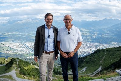 Am 5. August 2025 nahm Staatssekret&auml;r Alexander Pr&ouml;ll (l.) im Rahmender ID-Austria Servicetour in Tirol an der Gondelfahrt in Innsbruck teil. Im Bild gemeinsam mit Anton Mattle (r.) dem Landeshauptmann von Tirol bei der ID-Austria Challenge.