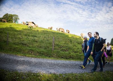 Am 7. August 2025 nahm Staatssekret&auml;r Alexander Pr&ouml;ll (m.) im Rahmen der ID-Austria Servicetour in Vorarlberg an einem Seniorenwandertag im Bregenzerwald teil.