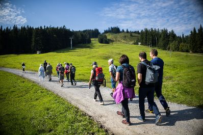 Am 7. August 2025 nahm Staatssekret&auml;r Alexander Pr&ouml;ll (r.) im Rahmen der ID-Austria Servicetour in Vorarlberg an einem Seniorenwandertag im Bregenzerwald teil.